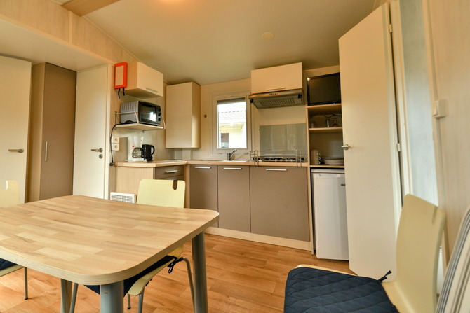 Ferienhaus in Pelzerhaken - Mobilheim Pacifique im Ferienpark AM WALDRAND - K&uuml;che im Wohnraum