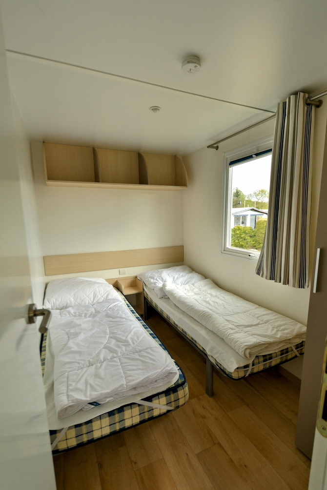 Ferienhaus in Pelzerhaken - Mobilheim M&eacute;diterran&eacute;e im Ferienpark AM WALDRAND - Schlafzimmer mit Einzelbetten