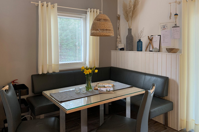 Bungalow in G&ouml;hren - Strandkiste G&ouml;hren - Wohnzimmer, Essecke