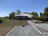 Ferienhaus in Fehmarn OT Gammendorf - Feriendomizil SeeSand 2 - Vorderansicht mit Parkplätzen